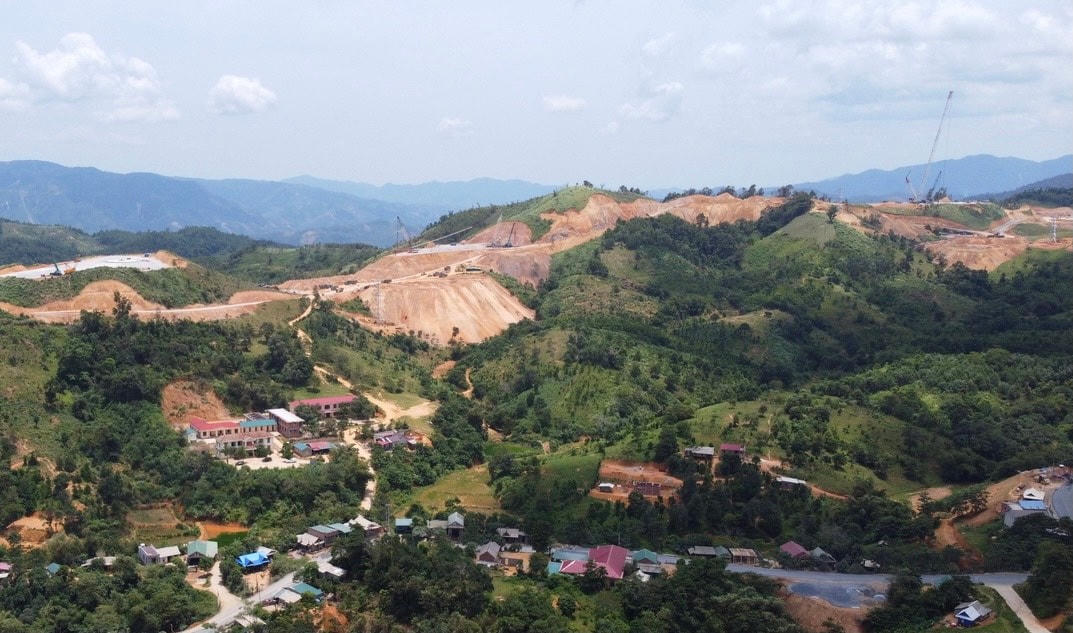 Những quả đồi bị cạo trọc phục vụ thi công dự án điện gió.