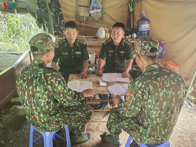 Thượng tá Trần Nam Trung, Chỉ huy Trưởng Bộ Chỉ huy Bộ đội Biên phòng tỉnh Điện Biên cho biết: Xác định phòng chống dịch bệnh Covid-19 là nhiệm vụ chính trị lâu dài, nên tất cả cán bộ, chiến sĩ trong lực lượng sẽ nêu cao tinh thần trách nhiệm, sẵn sàng vượt qua mọi khó khăn để kiểm soát tốt địa bàn biên giới mình phụ trách.