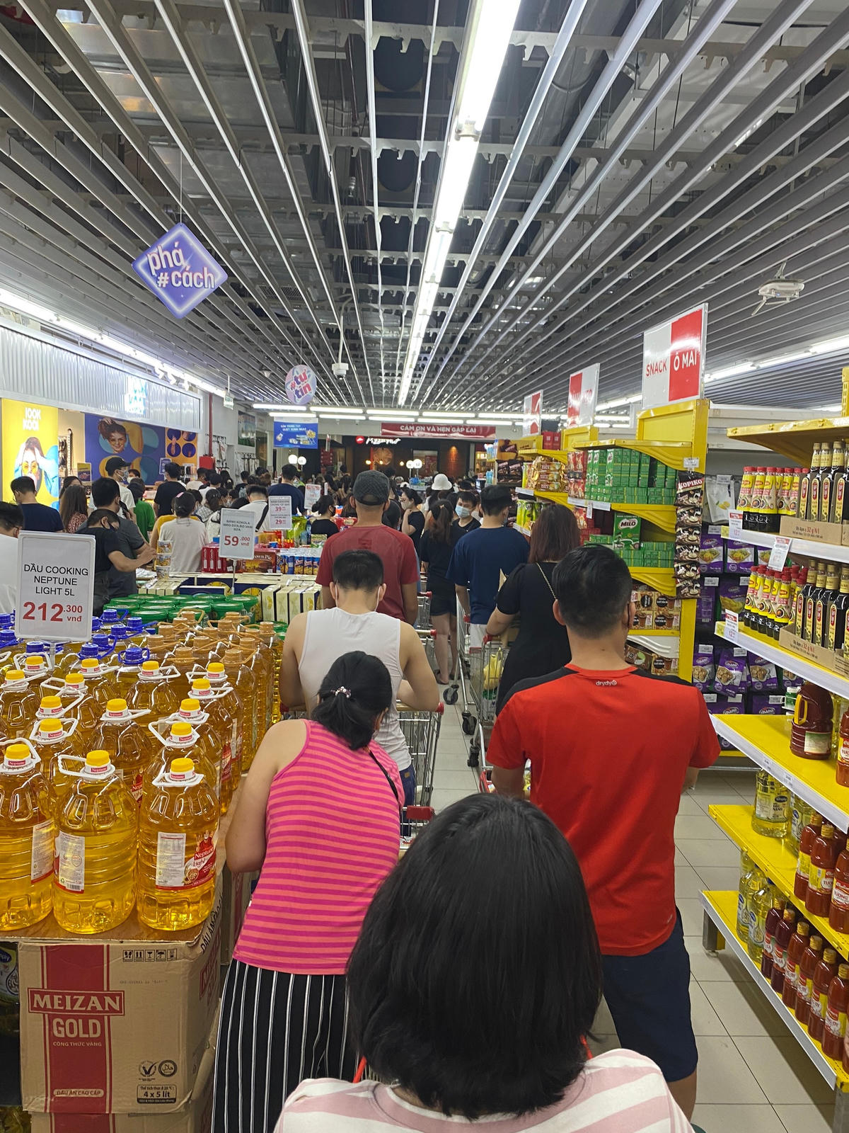 Người dân xếp hàng chờ thanh toán trong tối ngày 18/7. Ảnh: N.T.