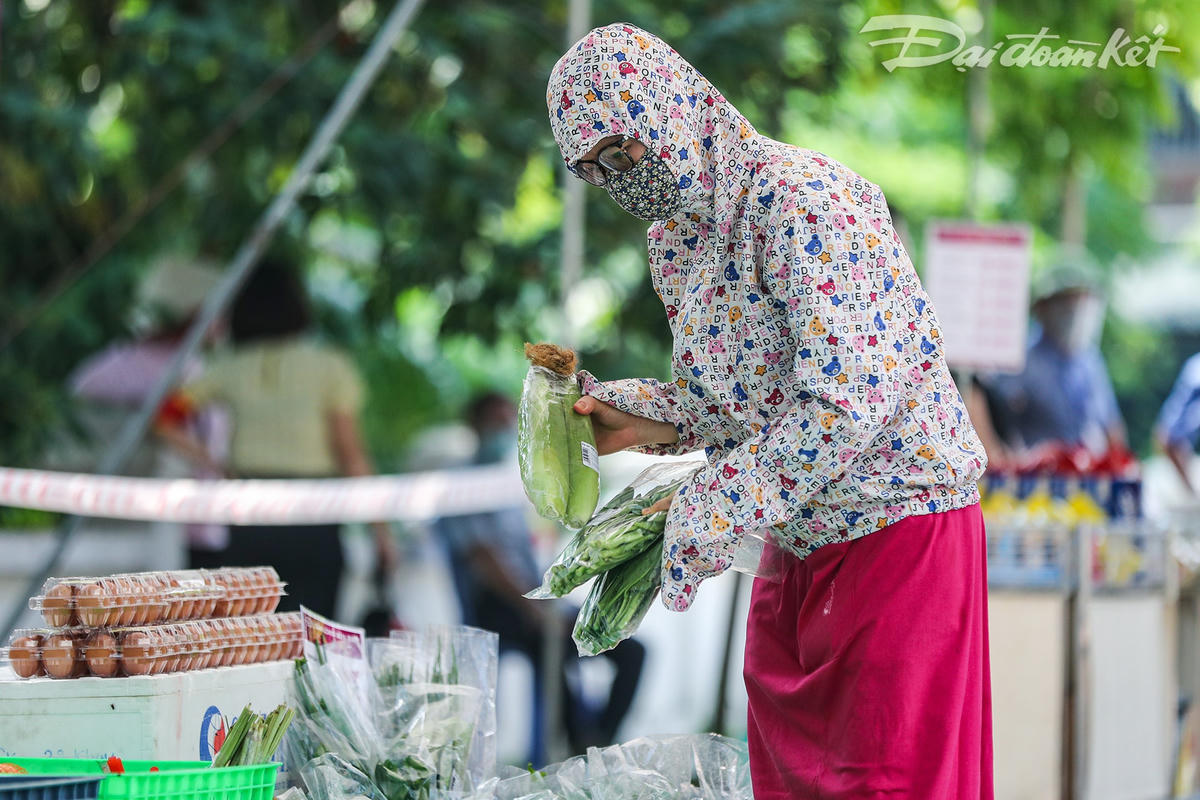Các mặt hàng như rau, củ, quả, trứng, mì tôm được người dân lựa chọn nhiều nhất vì đó là những thực phẩm dùng hàng ngày.
