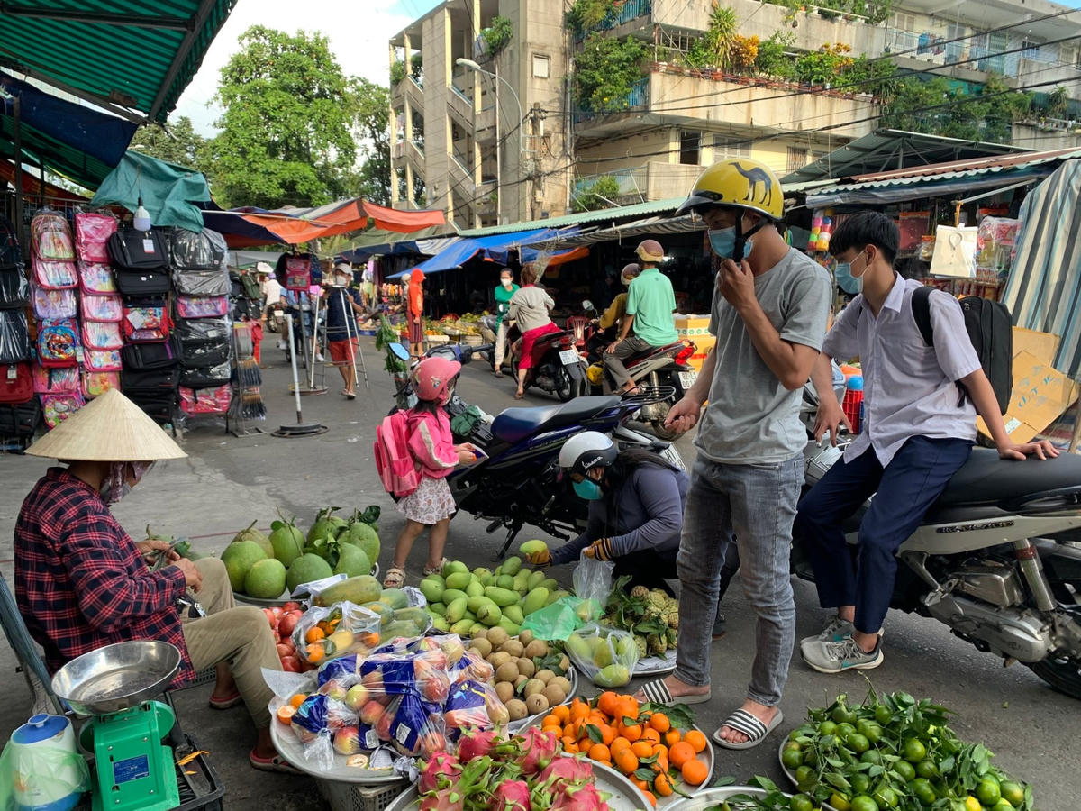 Công nhân đắn đo mua hàng vì loại nào cũng tăng giá.