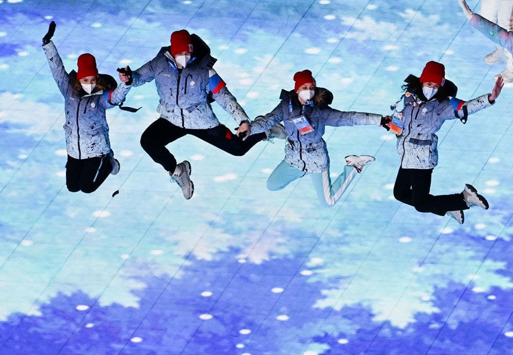 Các VĐV thuộc Ủy ban Olympic Nga tại lễ bế mạc Olympic mùa Đông Bắc Kinh 2022, Trung Quốc, ngày 20/2/2022. (Ảnh: THX/ TTXVN).