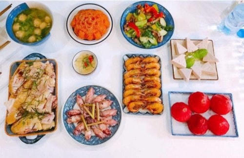 Mâm cỗ gồm: thịt gà luộc; mực sim hấp sả; tôm rảo chiên, giò lụa; thịt bò xào su su, bí đỏ, ớt chuông; canh bí xanh nấu mọc; giò lụa; xôi gấc.