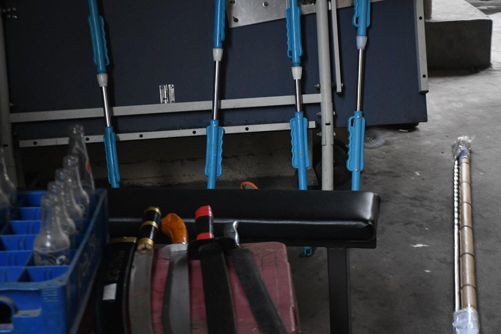 Số hung khí hai nhóm thanh niên sử dụng được Công an quận Lê Chân thu giữ.