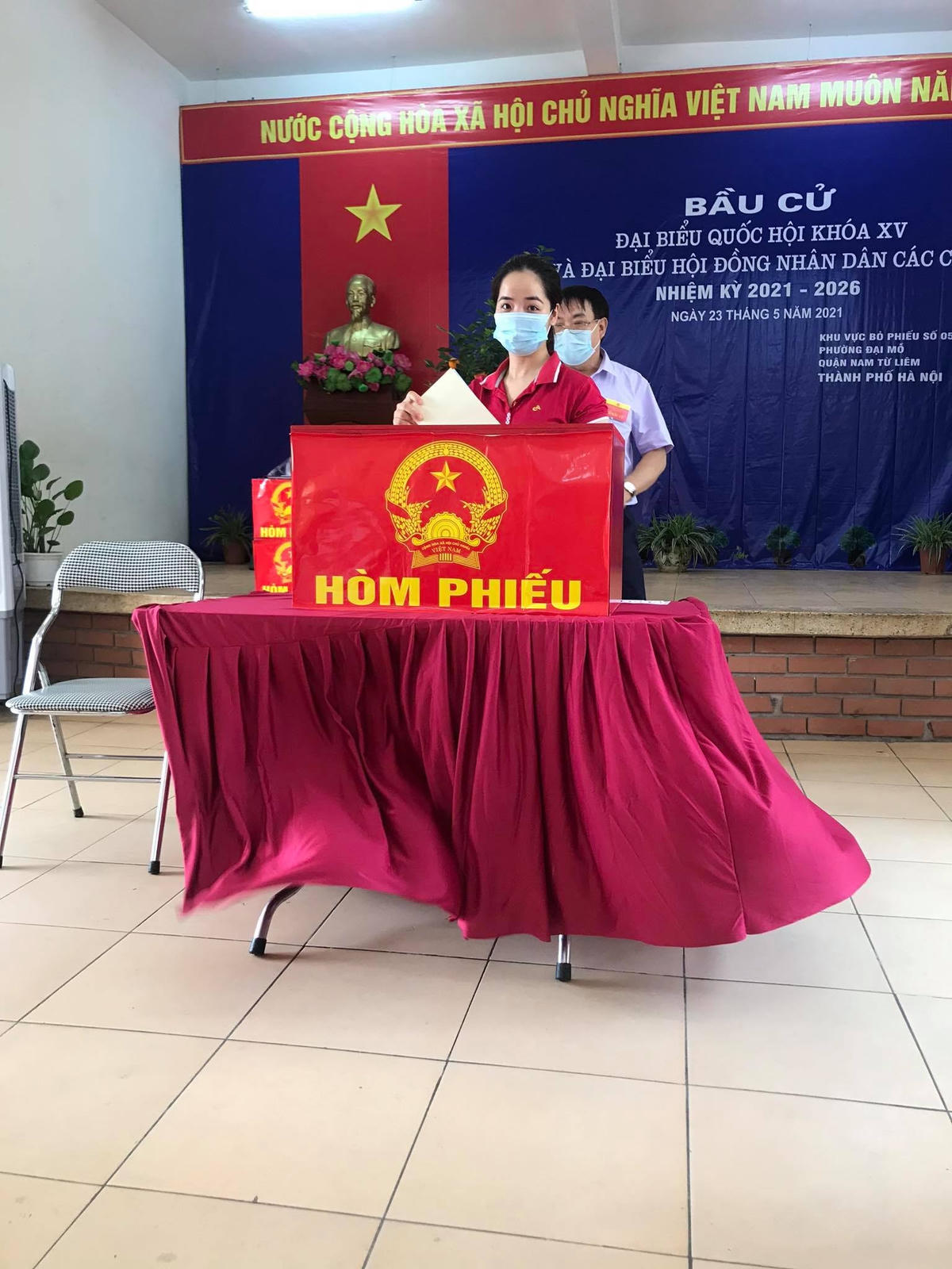 Cử tri tại phường Đại Mỗ đi bầu cử đại biểu Quốc hội và HĐND các cấp trong sáng ngày 23/5.