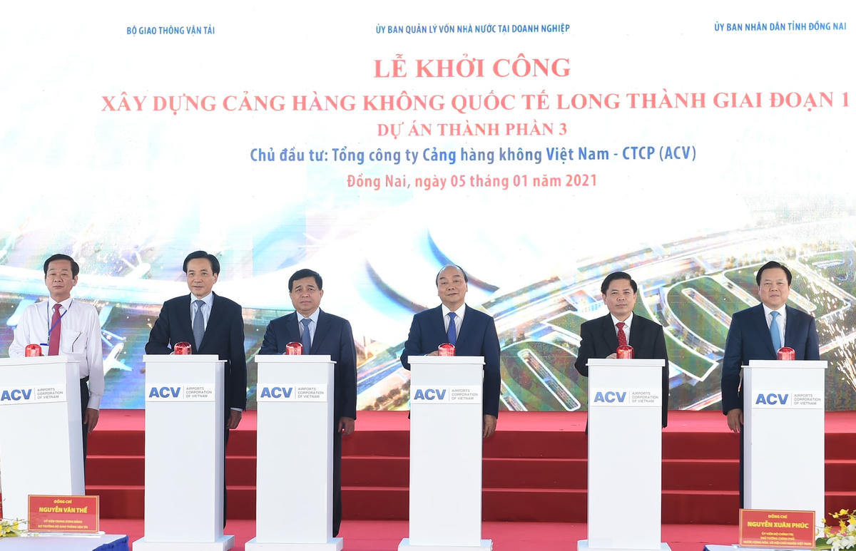 Thủ tướng Nguyễn Xuân Phúc và các đại biểu thực hiện nghi thức khởi công. Ảnh: VGP/Quang Hiếu.