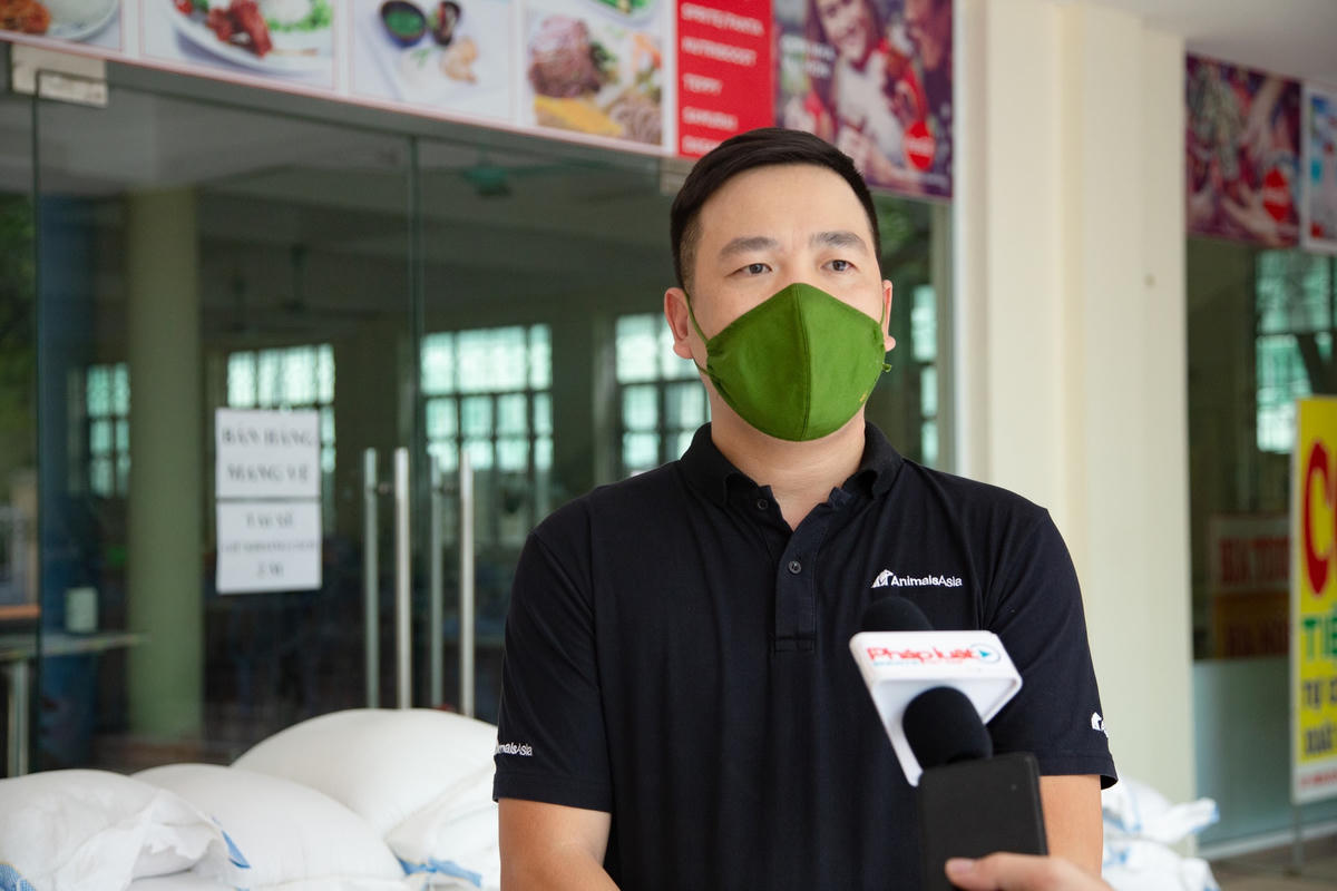 Anh Đỗ Tuấn Minh, một trong những thành viên sáng lập Food Banks Việt Nam cho biết: "Xuất phát từ những cá nhân thường xuyên tham gia tình nguyện, chúng tôi đã lên ý tưởng thành lập một nhóm hoạt động chung để tham gia hỗ trợ những hoàn cảnh khó khăn trong mùa dịch, đặc biệt là những em sinh viên mắc kẹt tại thủ đô trong những ngày giãn cách xã hội". 