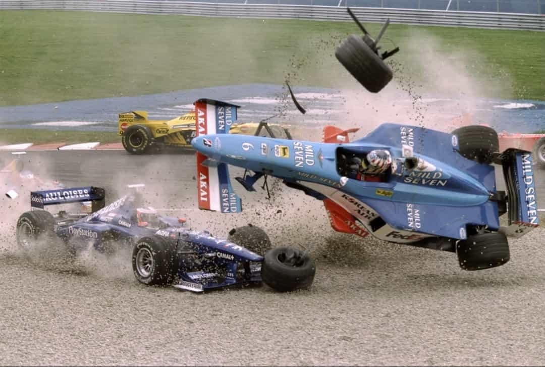 Xe của Alex Wurz bị lật và lăn nhiều vòng tại Canadian Grand Prix, 1998.  