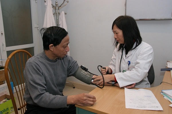 Khi trời lạnh, người dân cần đi khám sức khỏe và kiểm tra huyết áp định kỳ. 