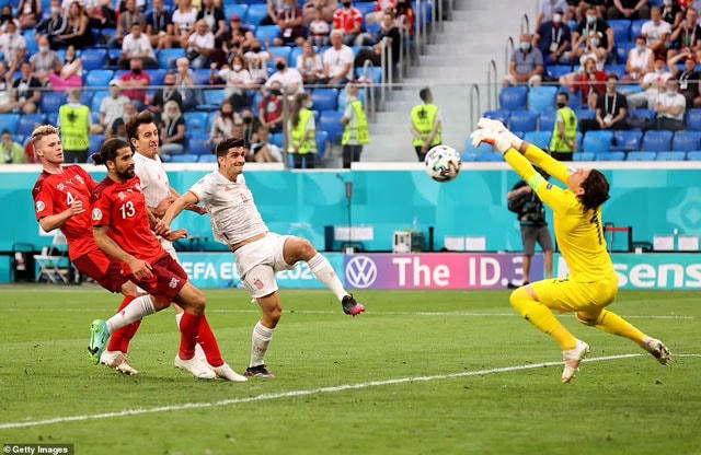 Moreno vô duyên không kém Morata