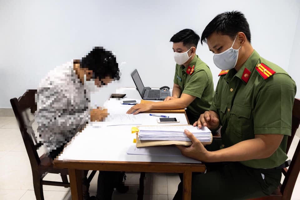 Công an làm việc với chủ facebook “Đinh Đức Tiến”. Ảnh Công an cung cấp.
