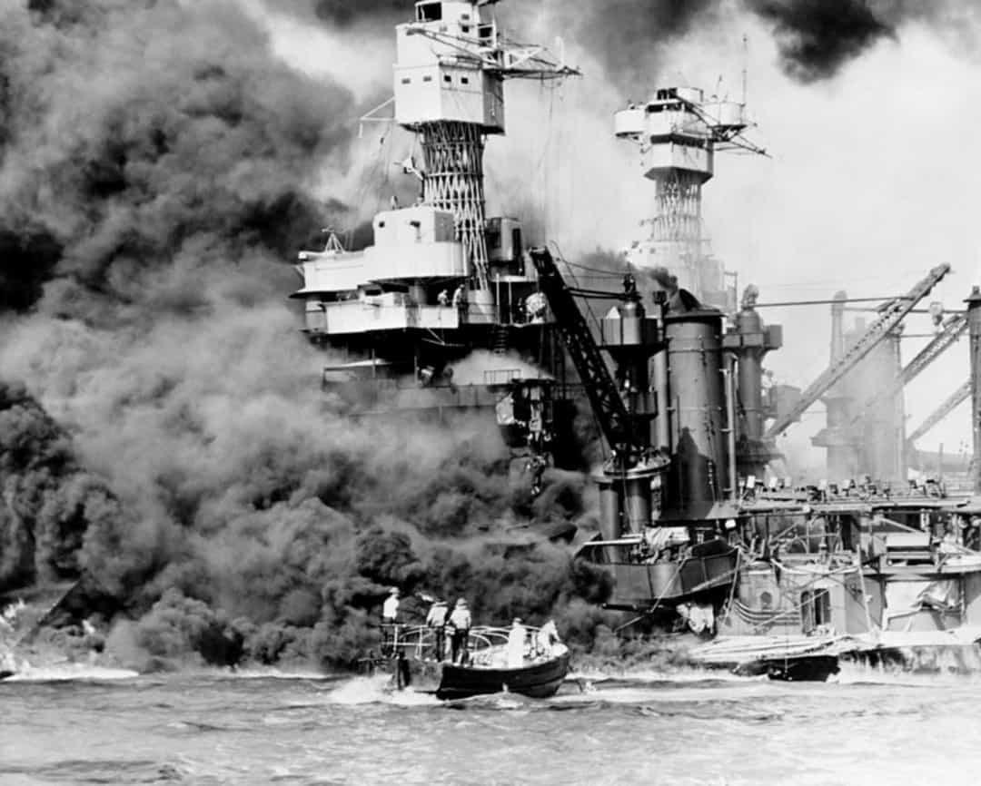USS West Virginia bị đánh chìm bởi 6 quả ngư lôi và 2 quả bom trong cuộc tấn công.  