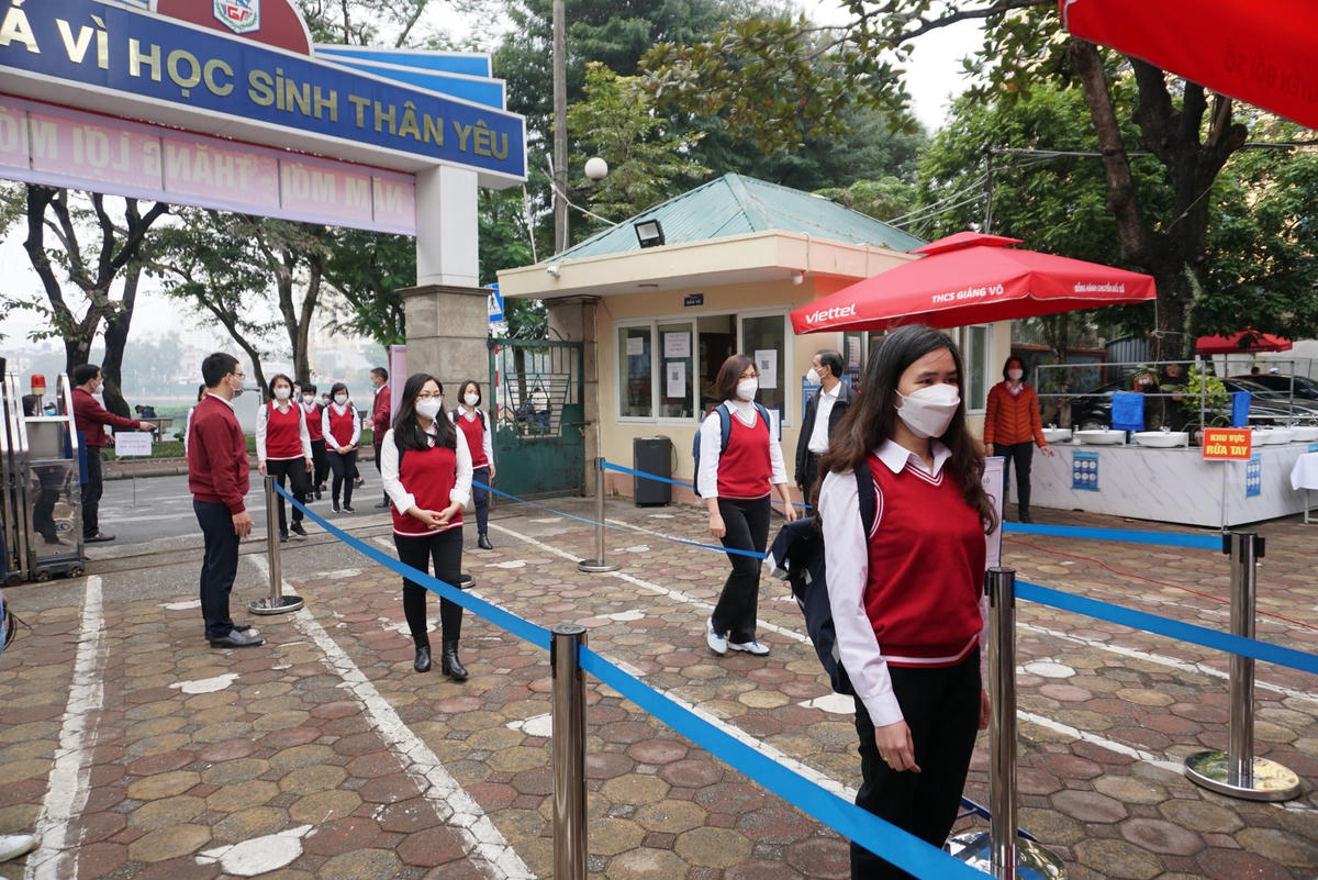Hà Nội diễn tập để đón học sinh trở lại trường sau Tết