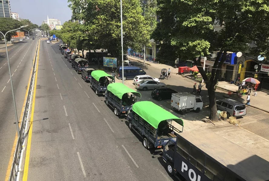 Xe tải của cảnh sát đỗ tại đồn cảnh sát Kyauktada ở Yangon, Myanmar hôm 1/2/2021.