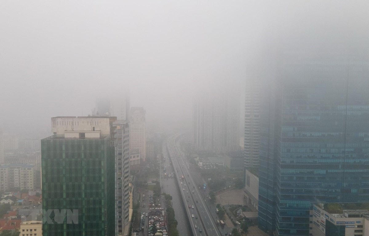 Thủ đô Hà Nội sáng mưa nhỏ, mưa phùn và sương mù. (Ảnh: TTXVN).