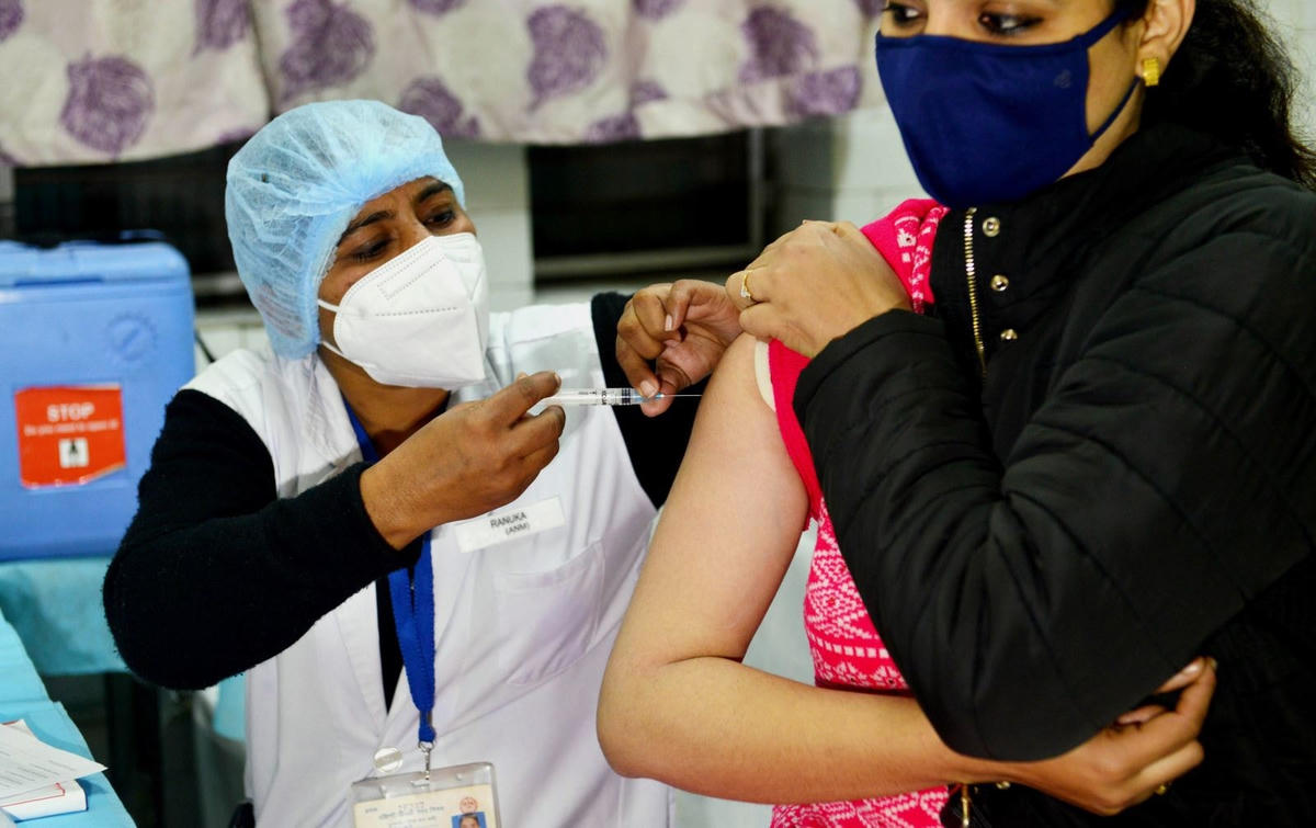 Nhân viên y tế tiêm vaccine phòng Covid-19 cho người dân tại Hyderabad, Ấn Độ.