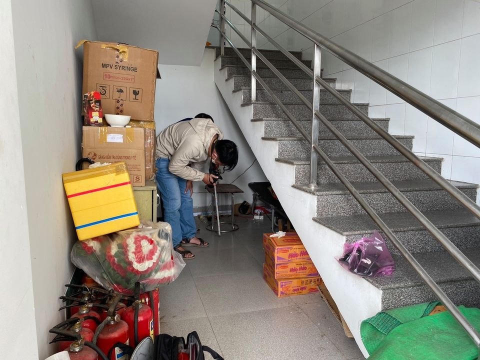 Lực lượng chức năng đang khám nghiệm hiện trường.