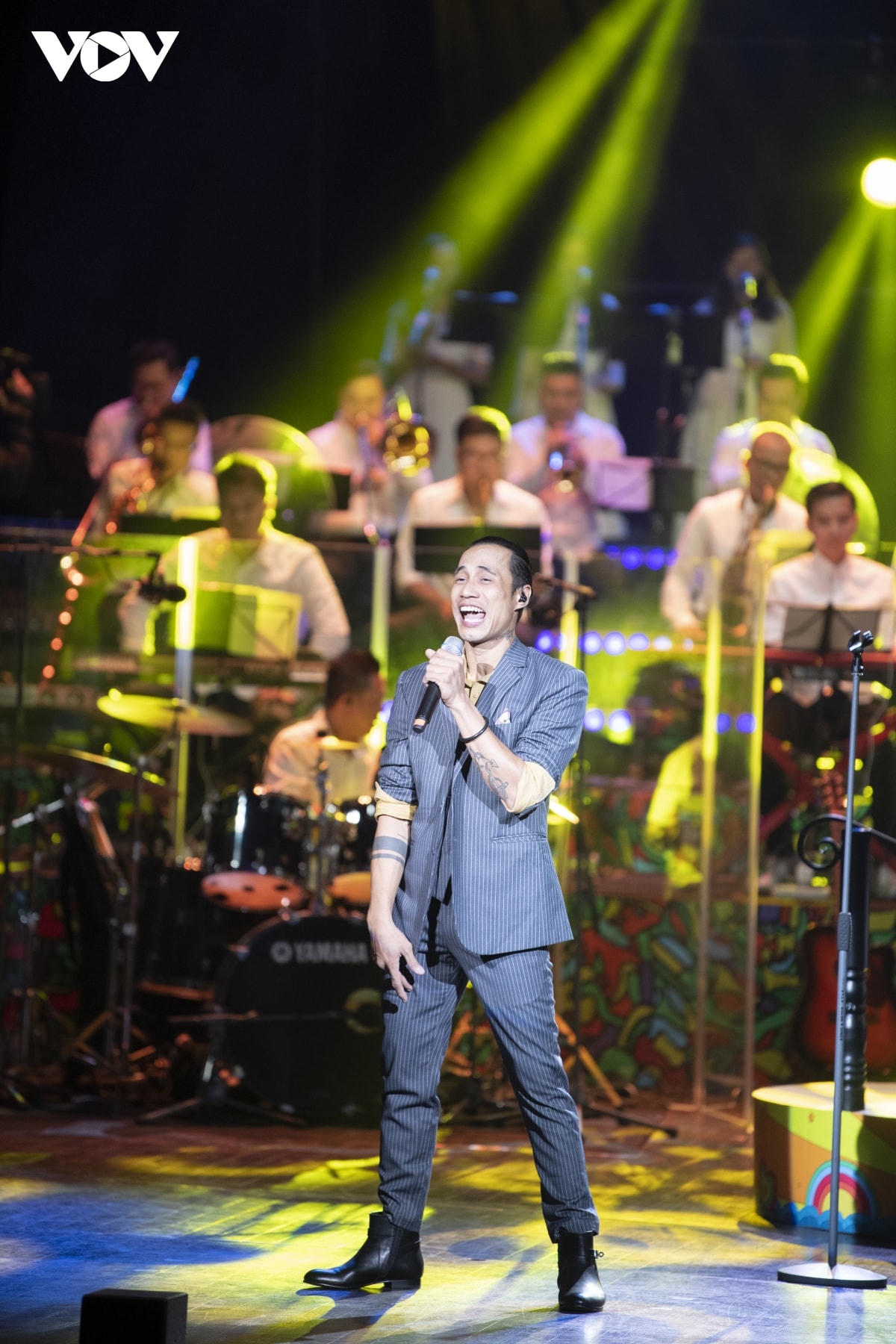 Ca sĩ Phạm Anh Khoa thể hiện 4 ca khúc "Oh Darling", “Yellow submarine”, "Can't buy me love", "Don't let me down" trong đêm nhạc.  