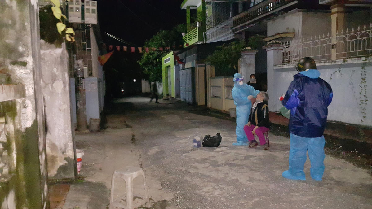 Việc khoanh vùng, lấy mẫu xét nghiệm, rà soát các F đang được TX Bỉm Sơn tiến hành rất khẩn trương. Ảnh: Vũ Phương.