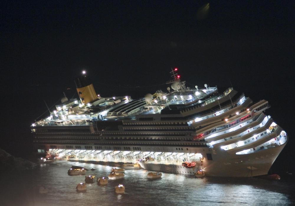 Hình ảnh con tàu du lịch Costa Concordia mắc cạn ngoài khơi đảo Isola del Giglio, Italy. Ảnh: AP.