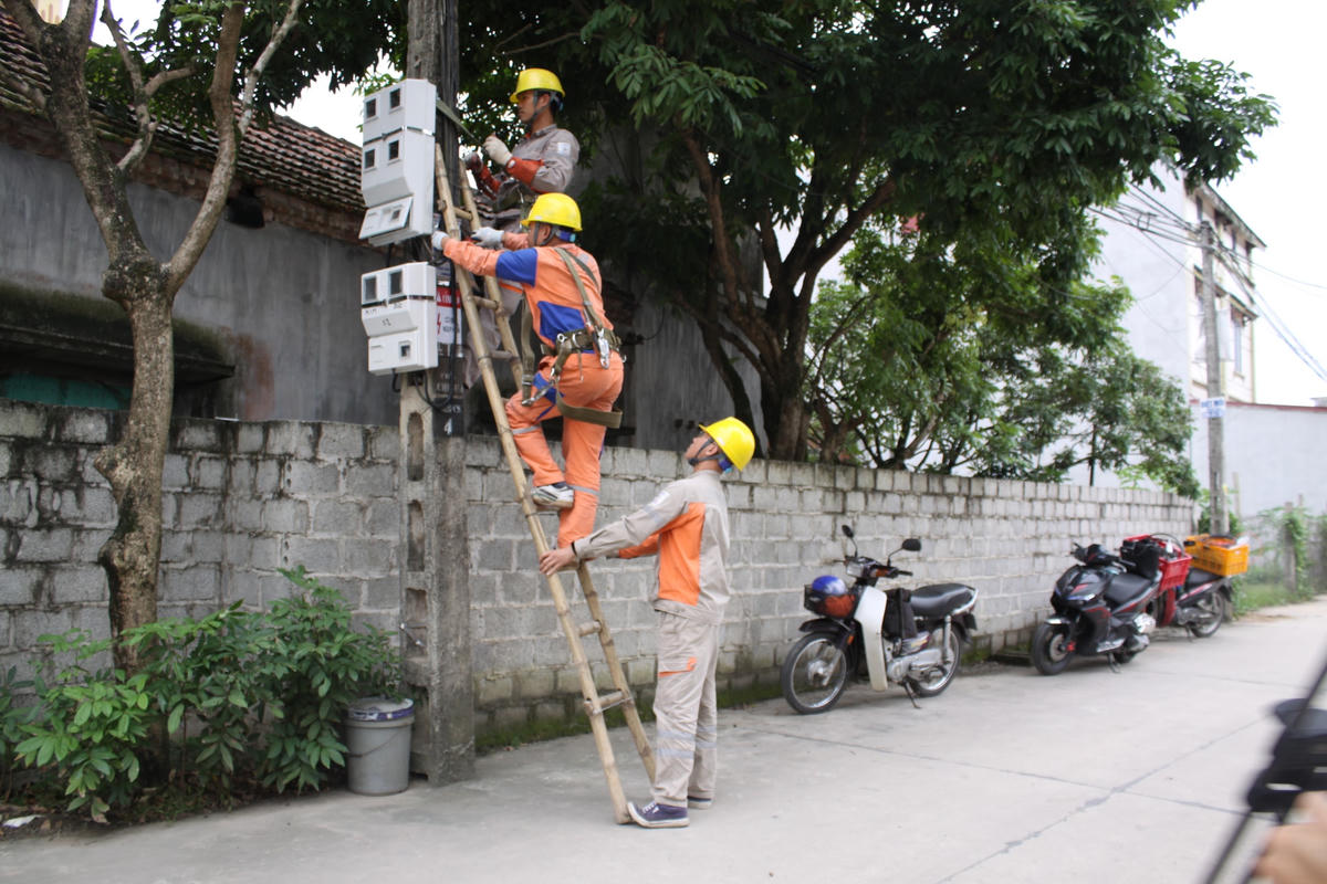 Công nhân Điện lực Thành phố Hưng Yên cải tạo, sữa chữa lưới điện.