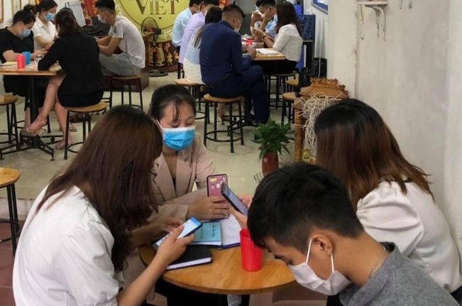 Nhóm người không chấp hành các biện pháp phòng, chống dịch Covid-19 theo yêu cầu của cơ quan, tổ chức có thẩm quyền. Ảnh: Công an Hà Nội.