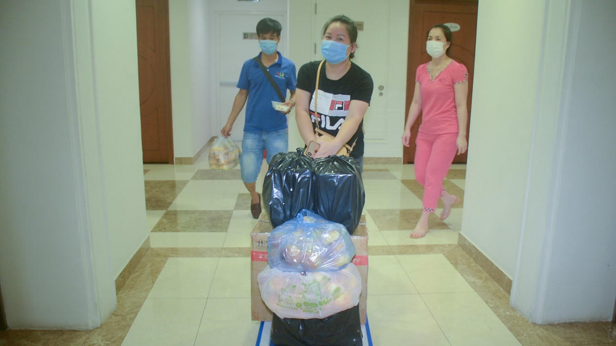 Nhóm tình nguyện chuẩn bị đi phát đồ ăn vào buổi tối muộn. Ảnh: Lê Khánh.