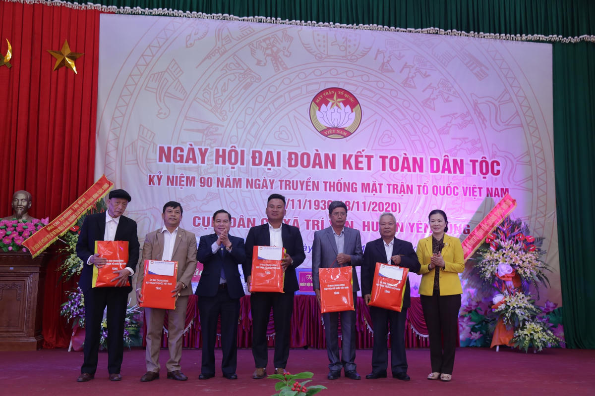 Phó Chủ tịch UBTƯ MTTQ Việt Nam Trương Thị Ngọc Ánh tặng quà cho các gia đinh tiêu biểu.