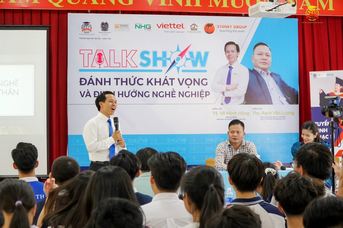 TS Võ Minh Hùng đã giúp các bạn HS “đánh thức khát vọng” trong bản thân mỗi người.