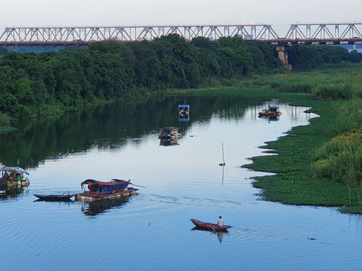 Khu vực bãi giữa sông Hồng trải dài qua nhiều địa bàn giáp ranh, thuộc địa giới quản lý của nhiều phường như: Tứ Liên, Yên Phụ (Tây Hồ); Phúc Xá (Ba Đình); Phúc Tân, Chương Dương (Hoàn Kiếm); Ngọc Thụy (Long Biên)... Việc phân định ranh giới trên thực địa gặp nhiều khó khăn do phụ thuộc vào mùa mưa lũ từng năm.