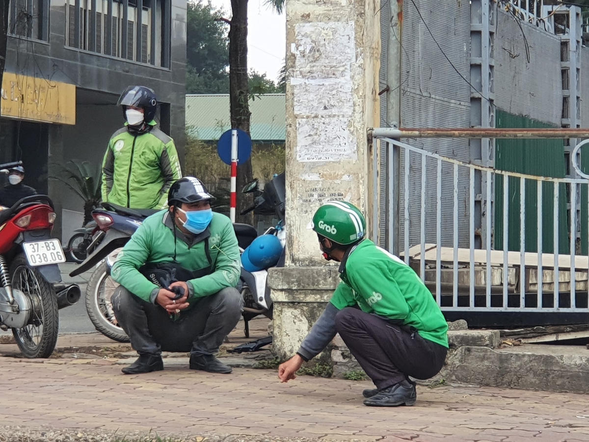 Nhiều tài xế luôn có mặt tại bến xe Mỹ Đình những ngày này...
