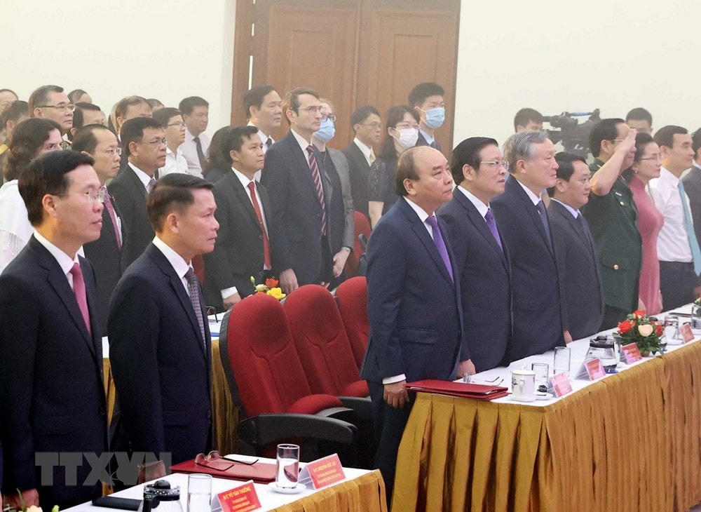 Đại biểu thực hiện nghi thức chào cờ. (Ảnh: Thống Nhất/TTXVN).