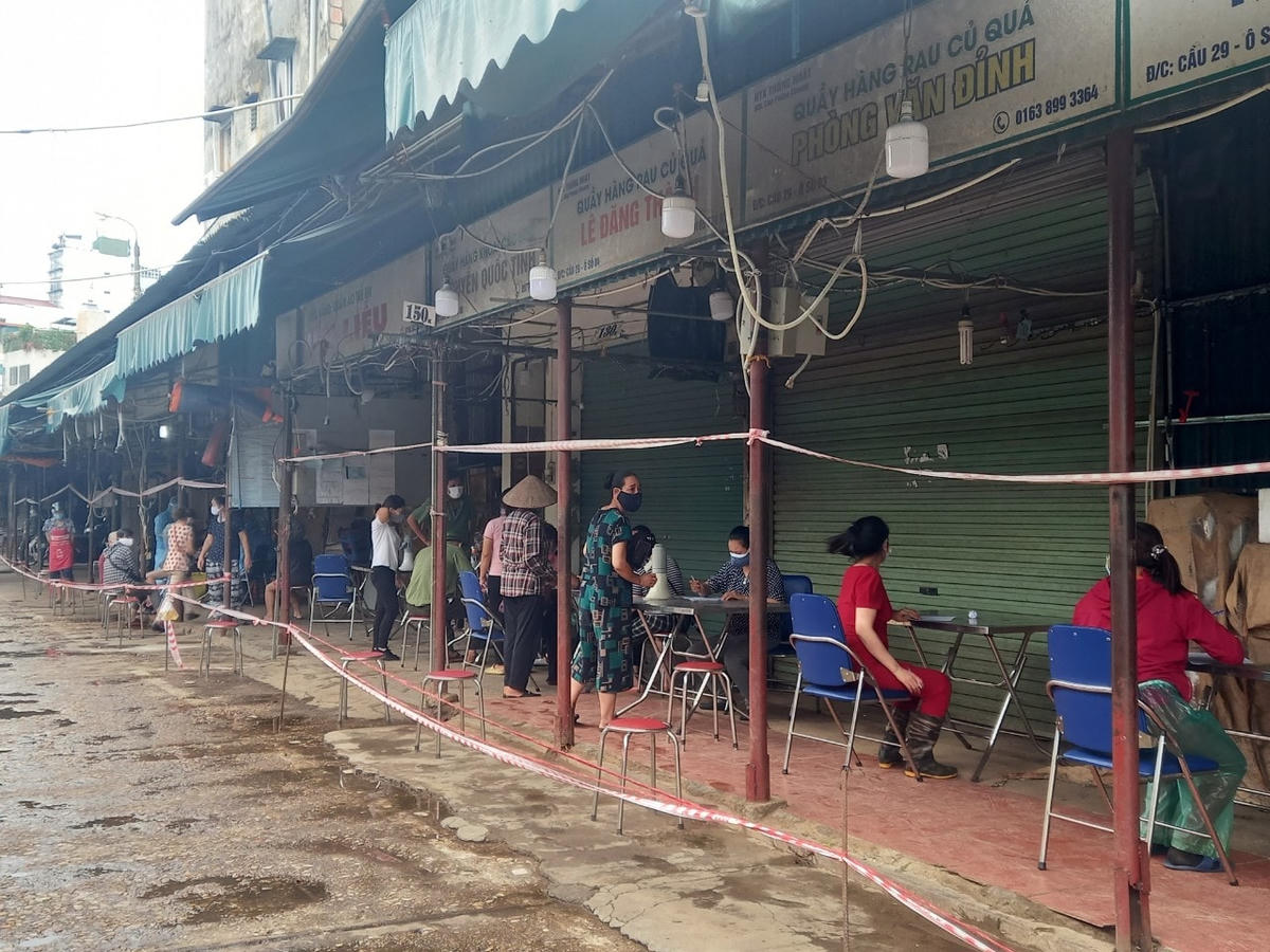 [ẢNH] Hà Nội: Lấy mẫu xét nghiệm cho tiểu thương chợ Phùng Khoang