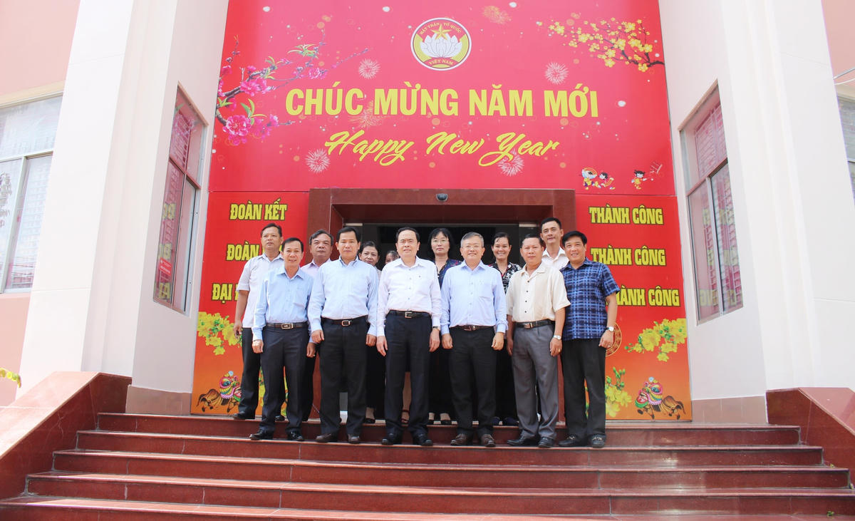 Chủ tịch Trần Thanh Mẫn cùng lãnh đạo Thành uỷ chụp ảnh lưu niệm với đại diện MTTQ Việt Nam TP Cần Thơ.