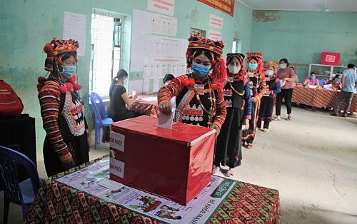 Cử tri xã Y Tý, huyện Bát Xát đi bỏ phiếu.