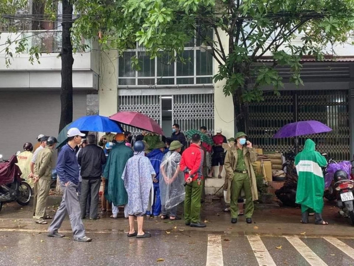 Nhiều người hiếu kỳ theo dõi hiện trường vụ việc. Ảnh: VOV.