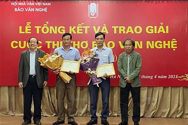 Hai tác giả Tòng Văn Hân (thứ hai từ trái sang) và Nguyễn Văn Song nhận giải B cuộc thi thơ báo Văn Nghệ hôm 9/4. Ảnh: H.H..