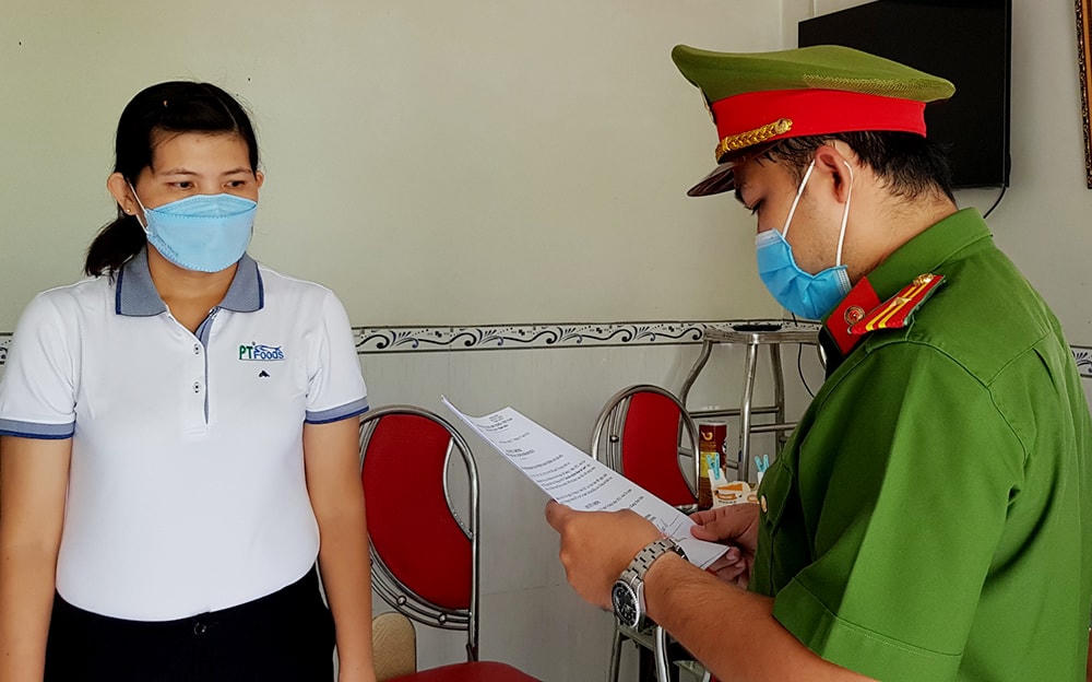 Lực lượng Công an thi hành Quyết định khởi tố bị can, lệnh bắt tạm giam và khám xét nơi ở của Huỳnh Thị Thơ Đào.