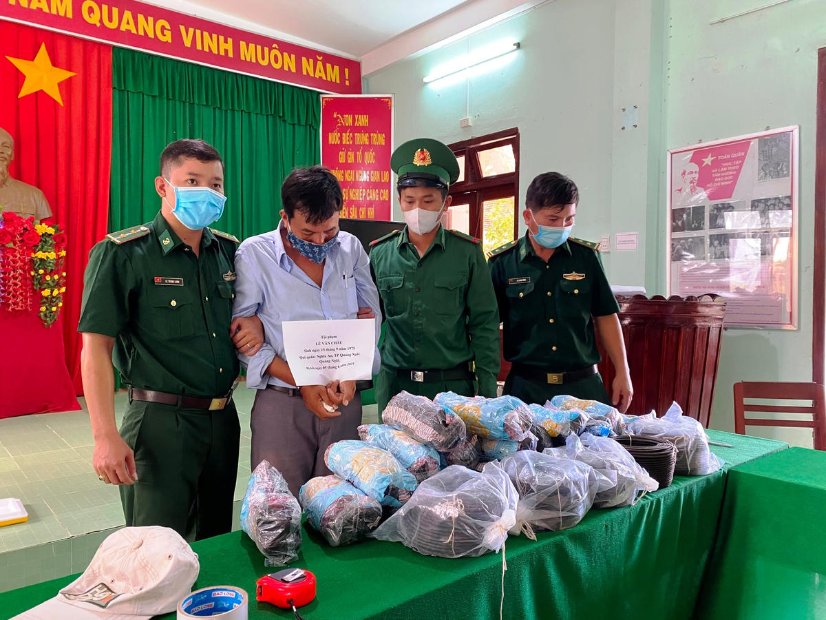 Lực lượng BĐBP Quảng Ngãi bắt ông Lê Văn Châu vận chuyển thuốc nổ trái phép.