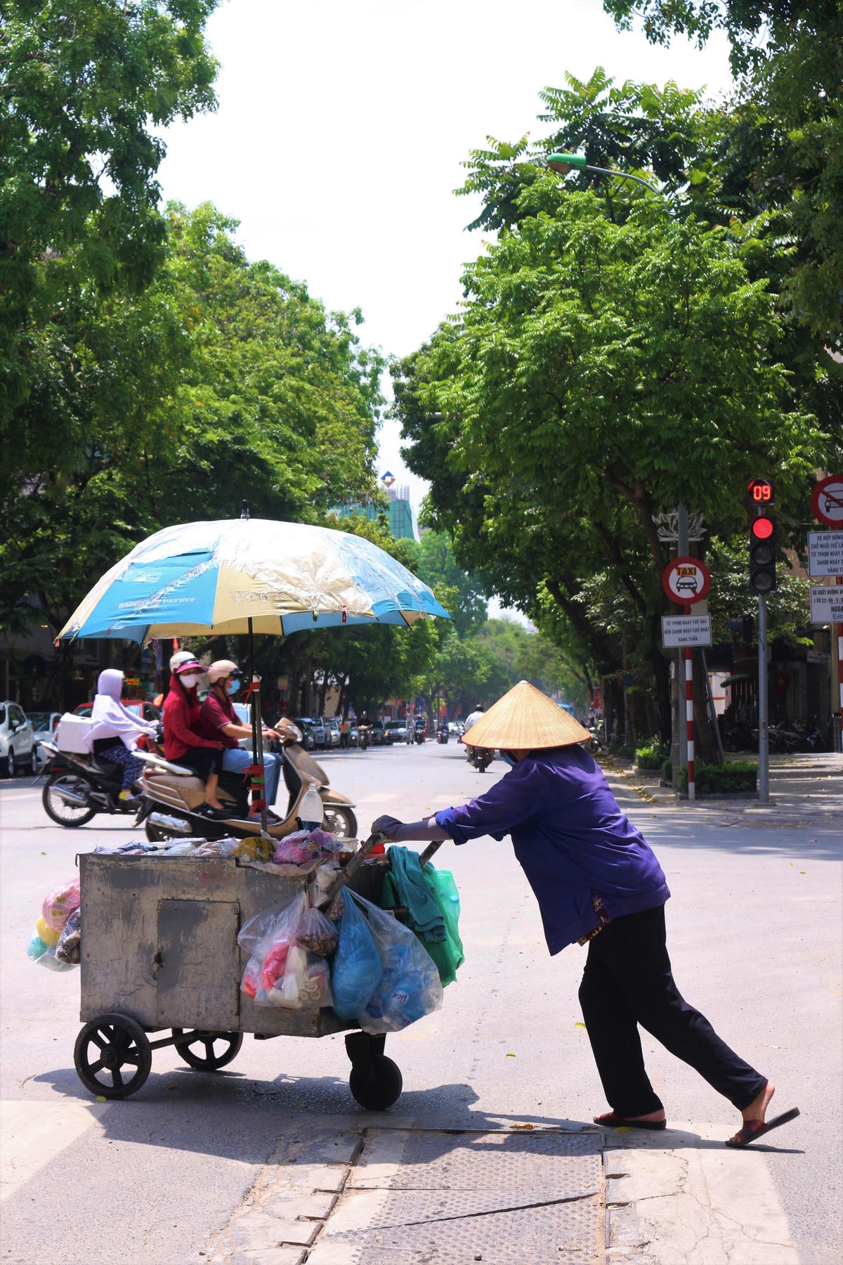 Cô Lan, chủ chiếc xe bán chè dạo cho biết: “Cô cùng 2 người nữa thuê chung một phòng trọ để ở, cộng thêm các chi phí điện, nước thì mỗi tháng hết khoảng một triệu mốt. Nhưng từ khi dịch bệnh bùng trở lại, bán hàng chẳng ai mua, thu nhập chẳng có mà tiền trọ thì vẫn thế không giảm đồng nào, thậm chí bắt đầu từ tháng này còn tăng lên do một người không chịu được cảnh buôn bán ế ẩm nên quyết định về quê làm ruộng”.