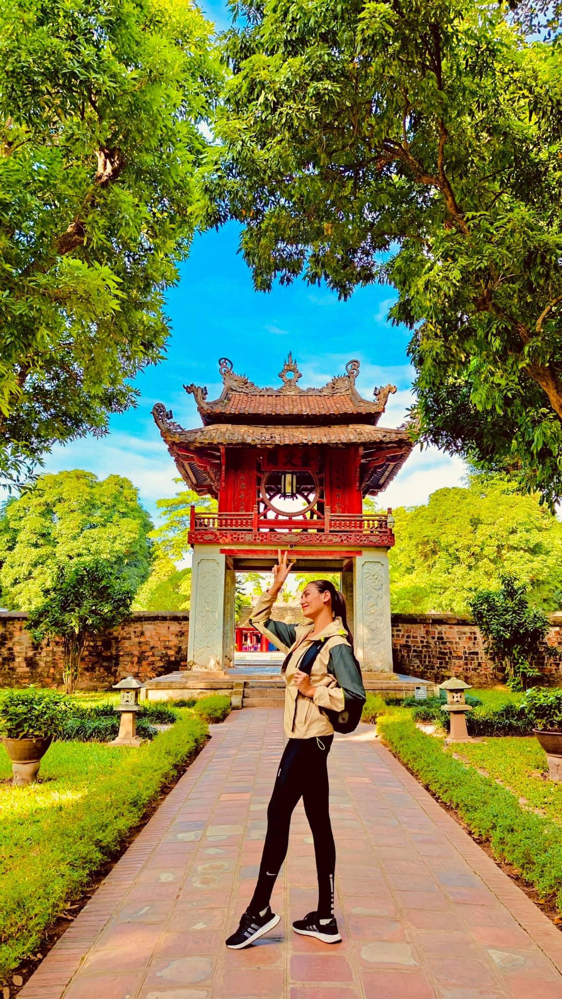 Mới đây trong một chương trình truyền hình thực tế, siêu mẫu Võ Hoàng Yến đã xuất hiện với phong cách vô cùng khỏe khoắn. 
