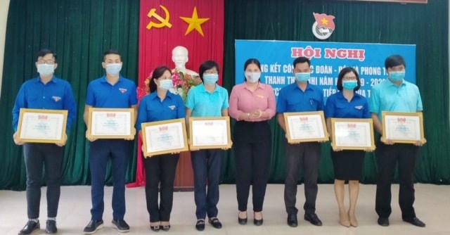 Khen thưởng các tập thể, cá nhân có thành tích xuất sắc năm học 2019 - 2020.