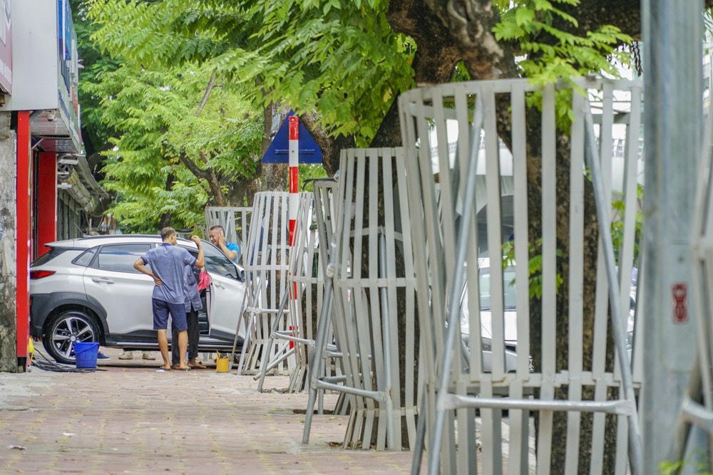 Trong quá trình xây dựng cầu vượt, những cây sưa cũng được bọc hàng rào sắt, có camera giám sát để tránh bị mất trộm. (Ảnh: Minh Hiếu/Vietnam+).