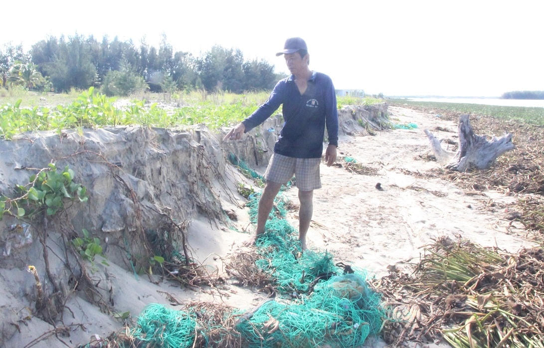 Ngư dân Thành chỉ nơi sạt lở biển thôn Trung Phường.