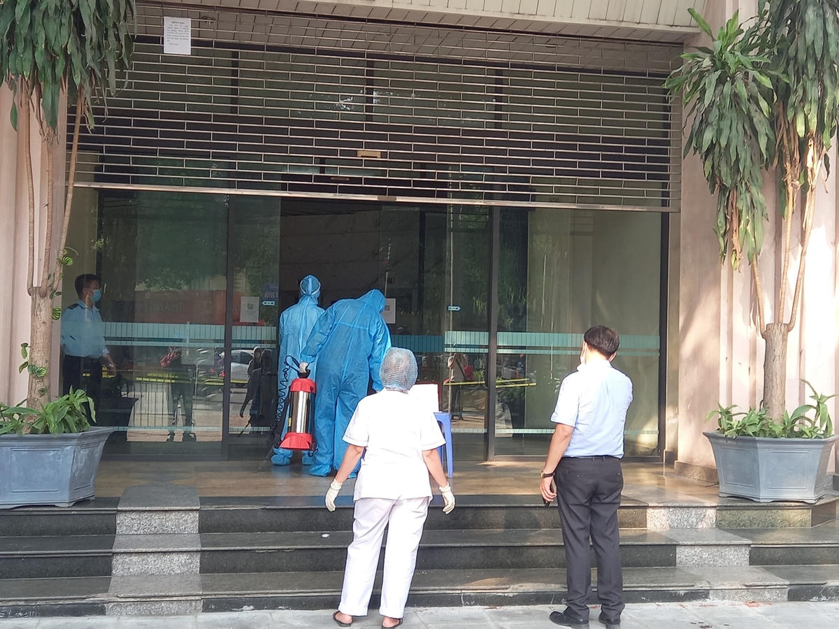 Lực lượng y tế đến lấy mẫu xét nghiệm. 