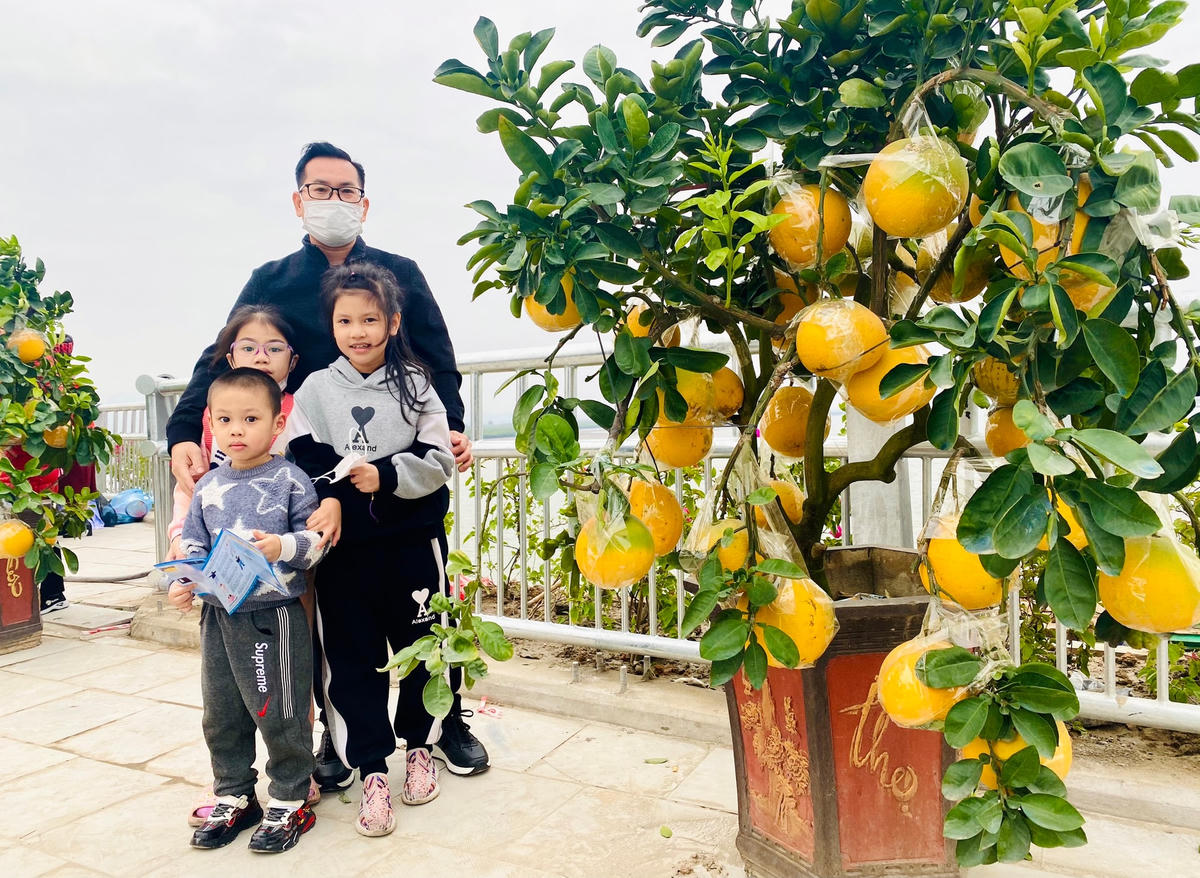 Anh Nguyễn Văn Tiến (Tổ 2, khu 7, phường Bãi Cháy, TP Hạ Long) hồ hởi chia sẻ: “Hôm nay là ngày khởi đầu năm 2022, tôi rất vui mừng và phấn khởi khi được chào đón các công trình mới của tỉnh. Hy vọng năm mới, mọi người luôn bình an, mạnh khỏe, sớm vượt qua đại dịch Covid-19 và nền kinh tế năm 2022 sẽ phát triển mạnh mẽ…”.