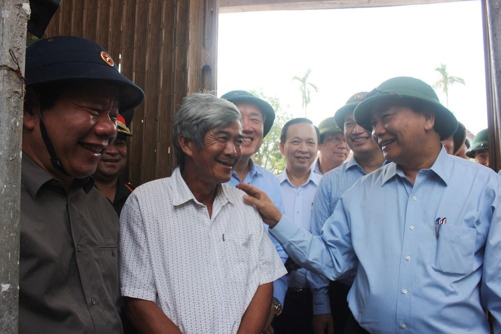 Thủ tướng Nguyễn Xuân Phúc động viên, thăm hỏi người dân bị thiệt hại do mưa bão ở Quảng Ngãi.