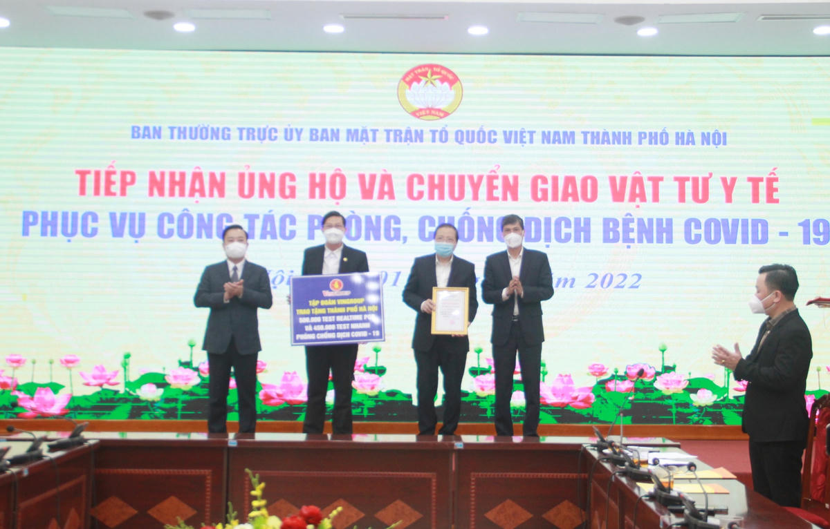 Mặt trận Hà Nội tiếp nhận ủng hộ và chuyển giao vật tư y tế. 
