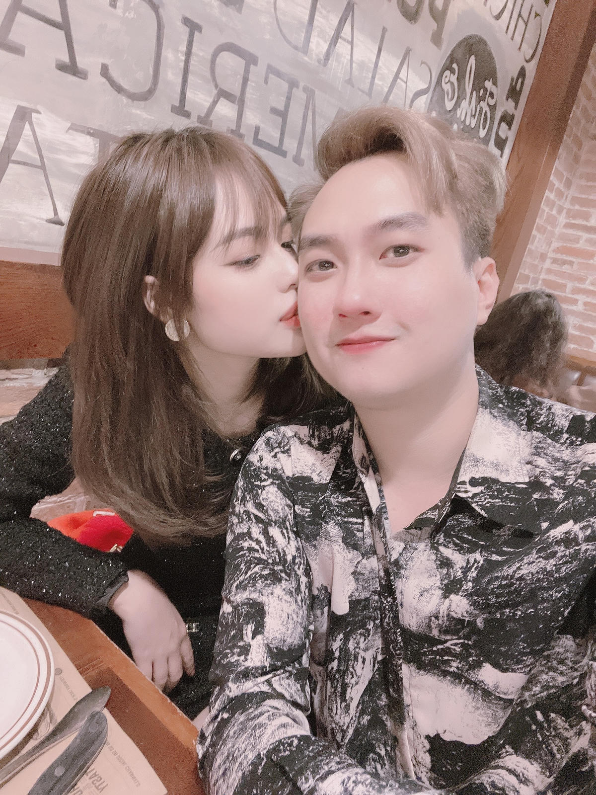 Lâm Diễm Quỳnh kém Anh Tuấn 11 tuổi. 