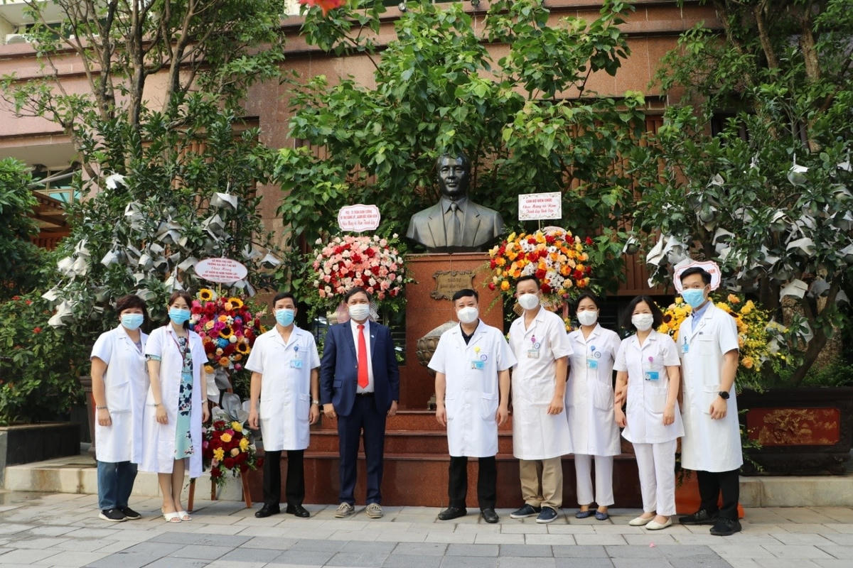 BCH Đảng ủy, BGĐ dâng hoa tri ân GS Đinh Văn Thắng, Viện trưởng đầu tiên. Ảnh: Phòng CTXH.  